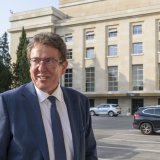 Le conseiller fédéral Albert Rösti a admis malgré son sourire à son arrivée que les discussions pour un accord international contre la pollution plastique sont "difficiles" à Genève. KEYSTONE/MARTIAL TREZZINI
